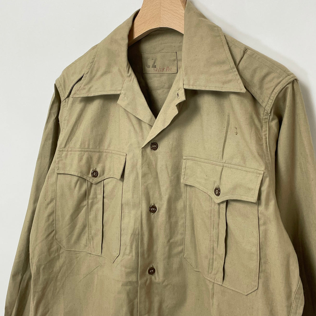 【美品】フランス軍 カーキ ヴィンテージ M-47 チノシャツ【FB-SH-ML0003A-】