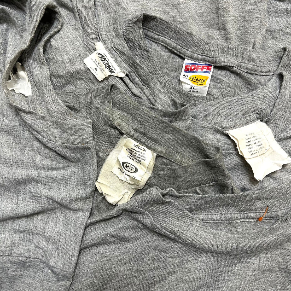 USED 米軍実物 U.S.ARMY グレー 前期型 IPFU トレーニング Tシャツ / アメリカ軍 陸軍 軍物 軍モノ 古着MIX ミリタリー Tシャツ 半袖 灰色 リフレクター V字 反射 プリント 古着 中古 アメカジ ストリート メンズ レディース【T45U-SAM-】