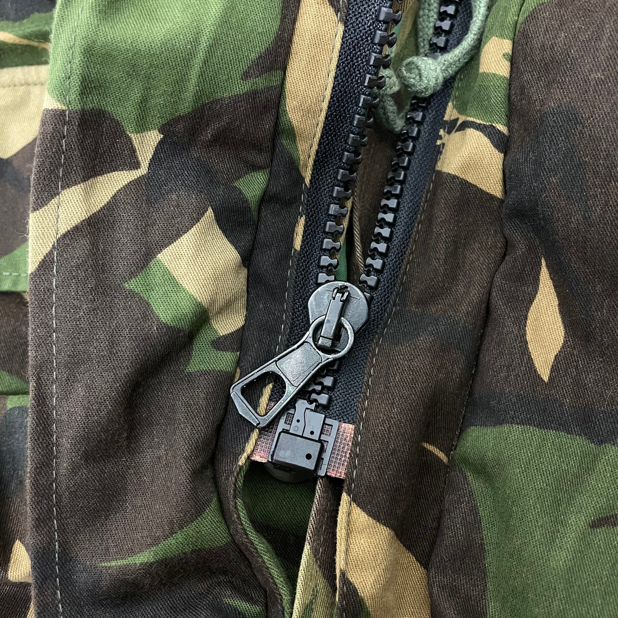 【美品】オランダ軍 DPM カモフラージュ フィールドパーカー 防水ライナー付 サイズ表記8000/9500【FB-PK-ML0009A】