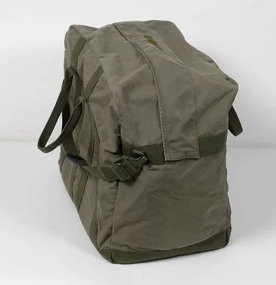 (9/30まで特価)ドイツ軍本物、パイロットバッグ（上質ＵＳＥＤ）106N3