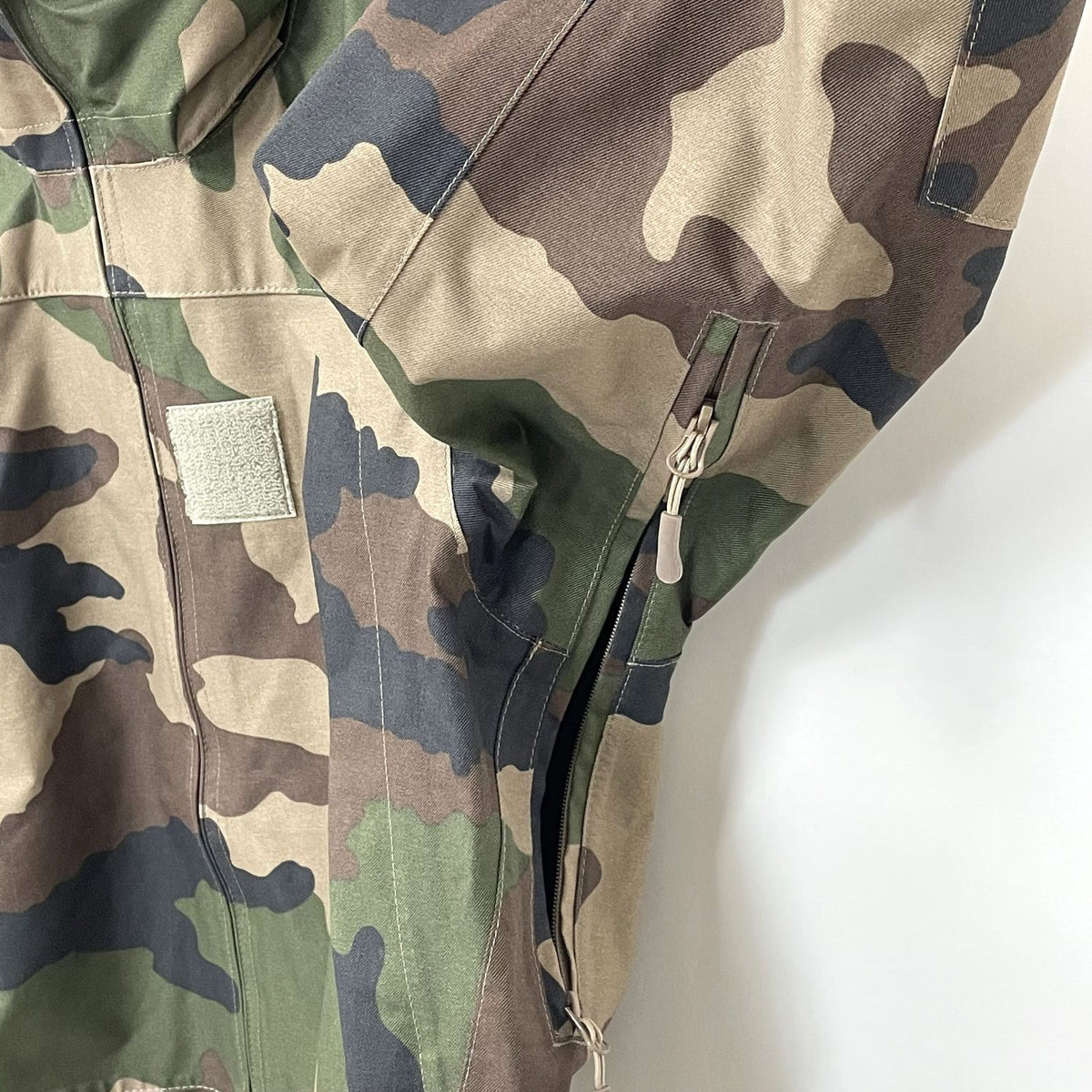 (10/3まで特価)フランス軍本物 CCEカモ、ウォタープルーフ、フィールドパーカー新品 435N