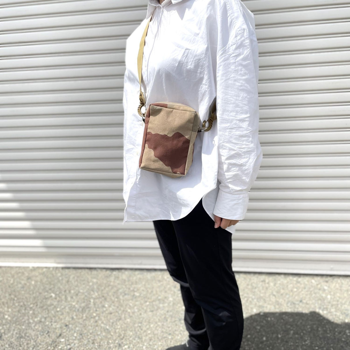 (5/6まで特価)フランス軍 縦長 デザートカモ サコッシュ 新品 233N-