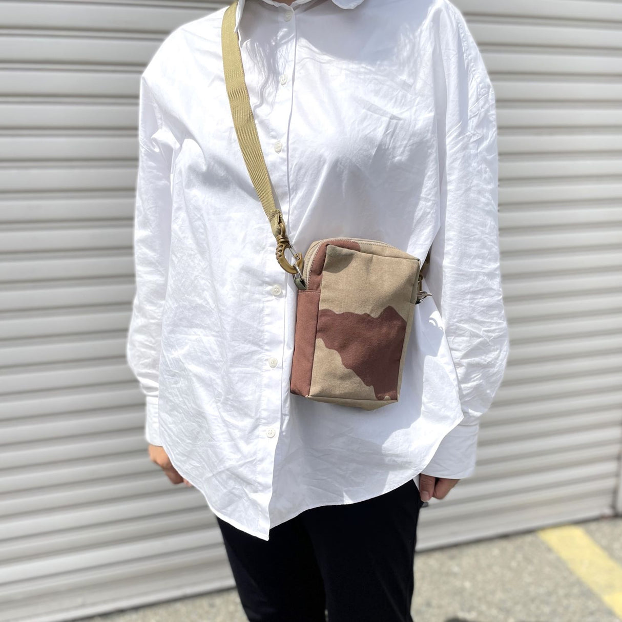 (5/6まで特価)フランス軍 縦長 デザートカモ サコッシュ 新品 233N-