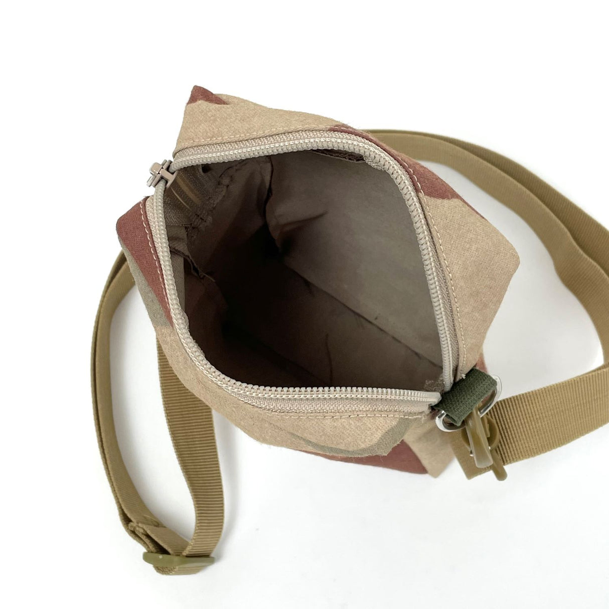 (5/6まで特価)フランス軍 縦長 デザートカモ サコッシュ 新品 233N-